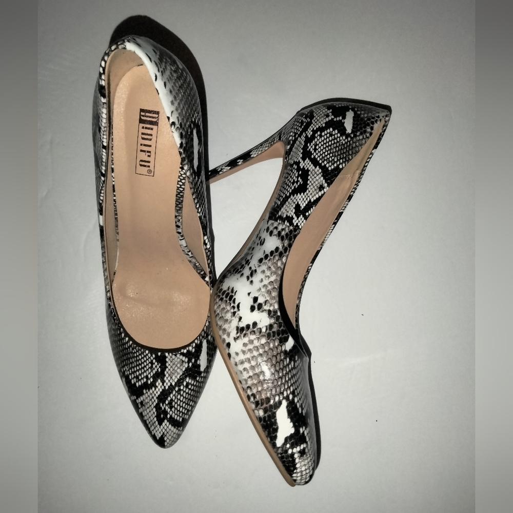 Didifu (Size 8.5) Black & White Snake Print Business Casual Pointy Toe Heels